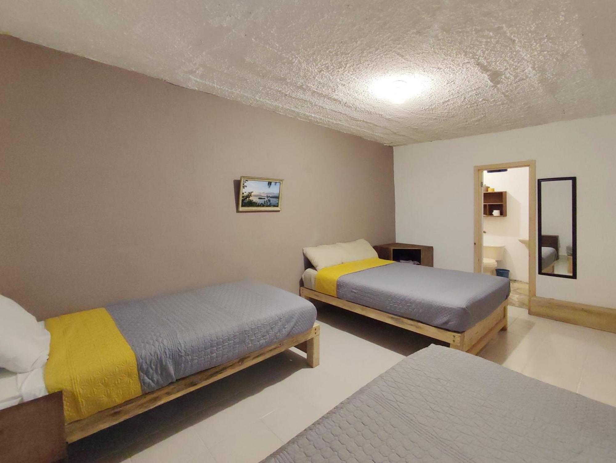 Hostal Ikal San Cristóbal de Las Casas الغرفة الصورة